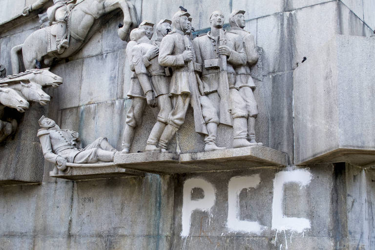 Monumento do Duque de Caxias pichado com a sigla PCC | Rubens Cavallari/Folhapress